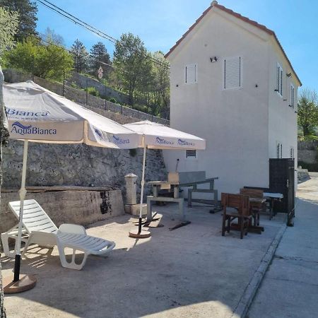 Porto Njegusi A2 Apartment Cetinje Bagian luar foto