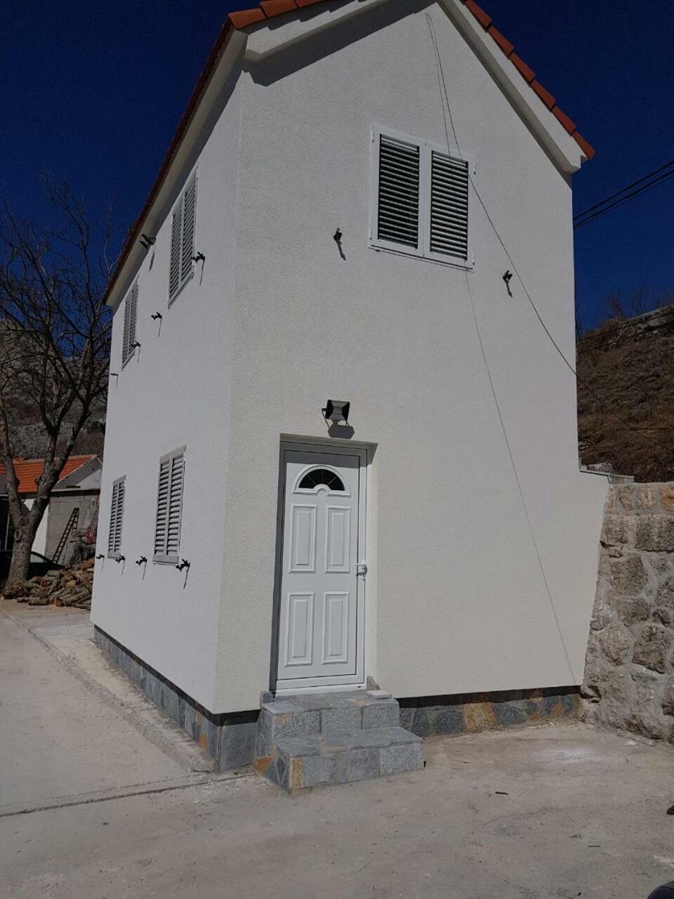Porto Njegusi A2 Apartment Cetinje Bagian luar foto
