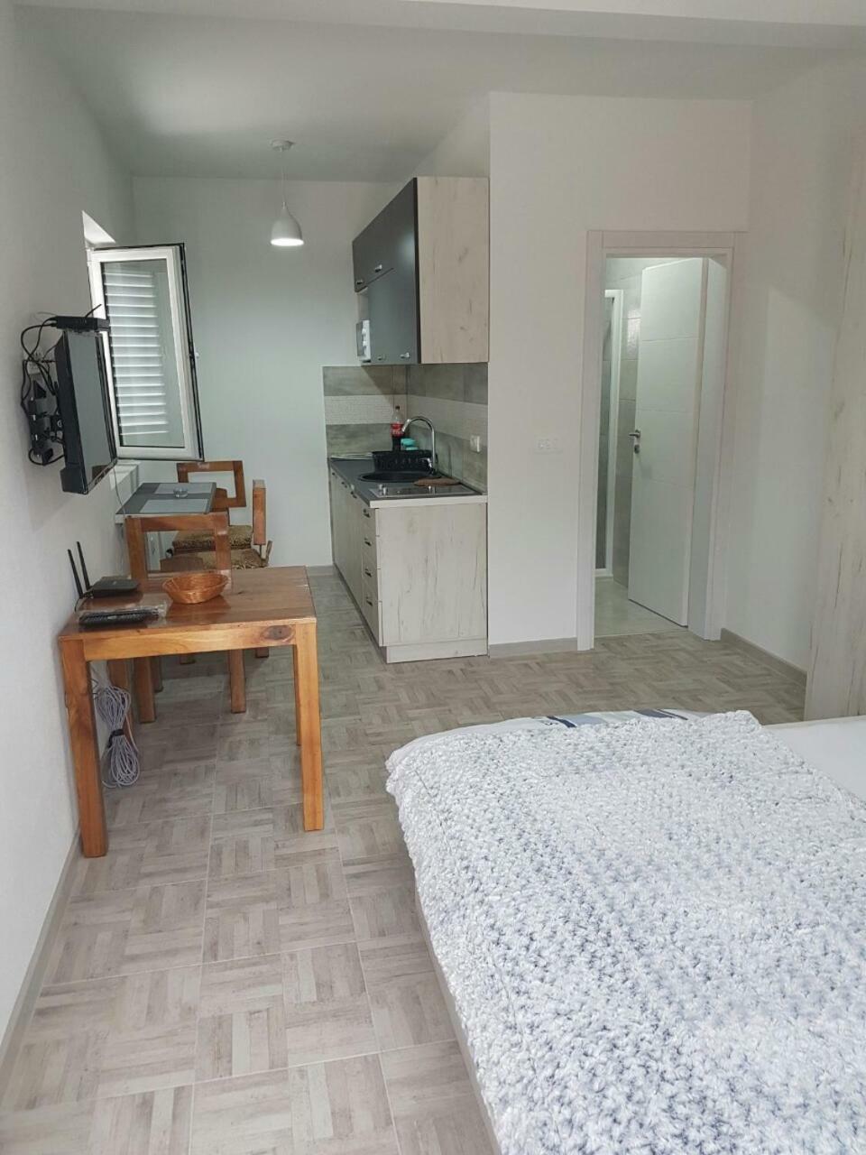 Porto Njegusi A2 Apartment Cetinje Bagian luar foto