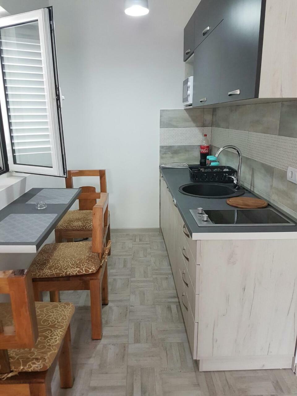 Porto Njegusi A2 Apartment Cetinje Bagian luar foto