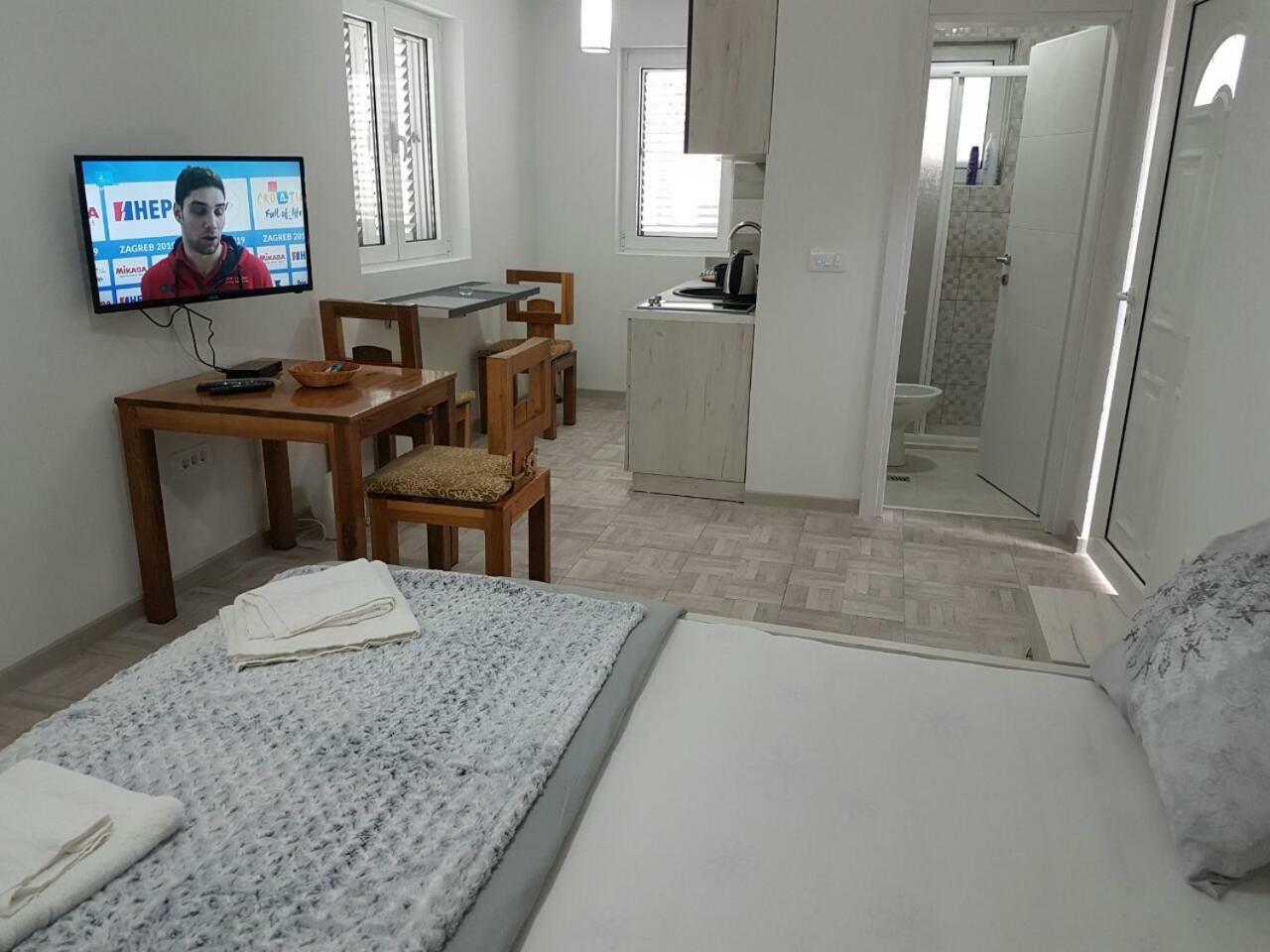 Porto Njegusi A2 Apartment Cetinje Bagian luar foto
