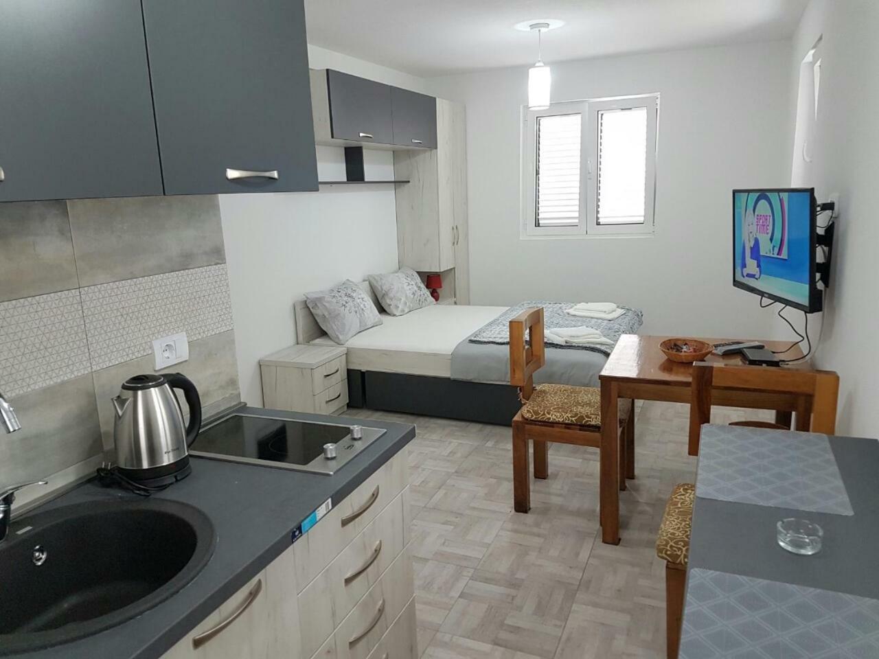 Porto Njegusi A2 Apartment Cetinje Bagian luar foto